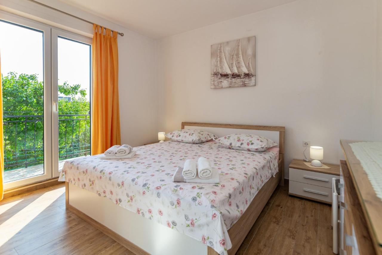 Navis Sea View Apartment With Pool Makarska Exterior photo
